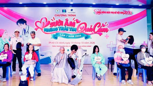 Trao tặng những bộ tóc mới cho bệnh nhân tại Bệnh viện Ung Bướu Thành phố Hồ Chí Minh. (Ảnh: NGUYỄN THANH)