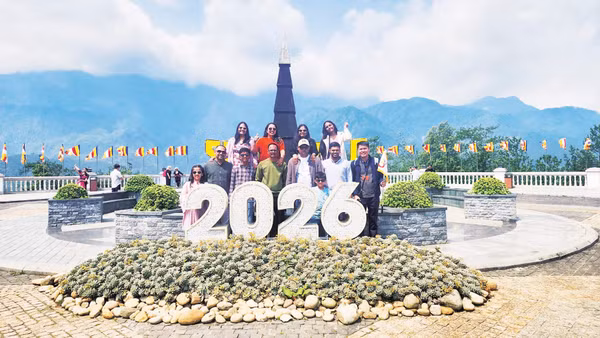 Anh Lê Thanh Sơn (cầm cờ) dẫn đoàn khách Ấn Độ tham quan Sa Pa.