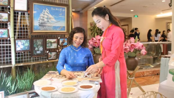 Chị Nguyễn Thị Vân đang tạo nên những bức tranh gạo độc đáo.