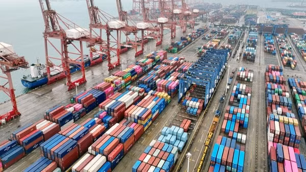 Tàu chở hàng đang bốc dỡ container tại cảng Liên Vân Cảng, tỉnh Giang Tô, Trung Quốc. (Ảnh: TÂN HOA XÃ)
