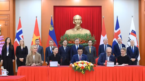 Tổng Bí thư, Chủ tịch nước Tô Lâm và các đại biểu chứng kiến Lễ ký kết Hiệp định Thương mại tự do Việt Nam-EFTA (VEFTA).