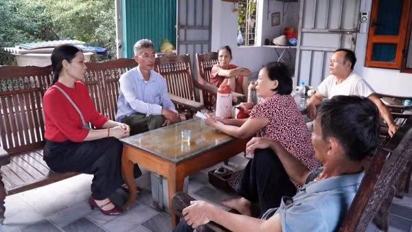 Chị Trần Thị Liên Hoa cùng cán bộ thôn tới tuyên truyền kiến thức chăn nuôi an toàn tại hộ chăn nuôi gia súc trên địa bàn.