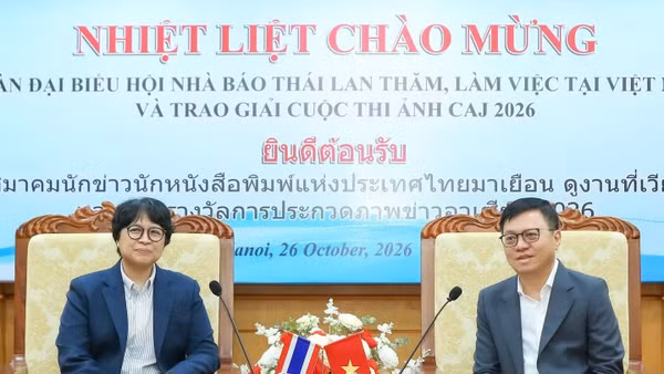 Đồng chí Lê Quốc Minh, Ủy viên Trung ương Đảng, Tổng Biên tập Báo Nhân Dân, Phó Trưởng Ban Tuyên giáo Trung ương, Chủ tịch Hội Nhà báo Việt Nam tiếp bà Norrinee Ruangnoo, Chủ tịch Liên đoàn Báo chí Thái Lan (CTJ), Chủ tịch Hội Nhà báo Thái Lan (TJA), Phó Thư ký tòa soạn Báo Matichon. (Ảnh: TTXVN)