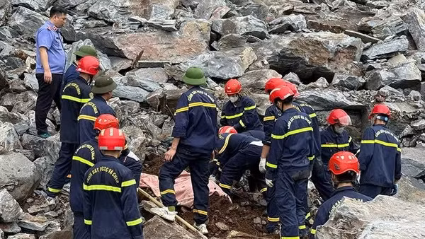 Lực lượng chức năng tìm kiếm các nạn nhân trong vụ sạt lở đá chiều tối 20/5/2026 tại mỏ khai thác đá thuộc xã Cẩm Tú, tỉnh Thanh Hóa. (Ảnh: nhandan.vn)