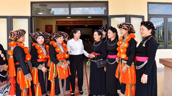 Đồng chí Lê Thị Kim Dung, Phó Bí thư Thường trực Tỉnh ủy Tuyên Quang với đồng bào các dân tộc ở xã Minh Quang. (Ảnh: ĐỨC THẮNG)