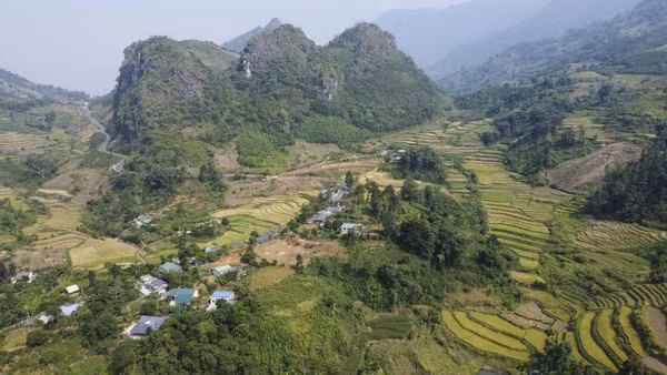 Địa hình đồi núi, dân cư phân tán khiến công tác đo đạc, lập hồ sơ địa chính và hoàn thành cơ sở dữ liệu đất đai tại Lào Cai gặp khó khăn.