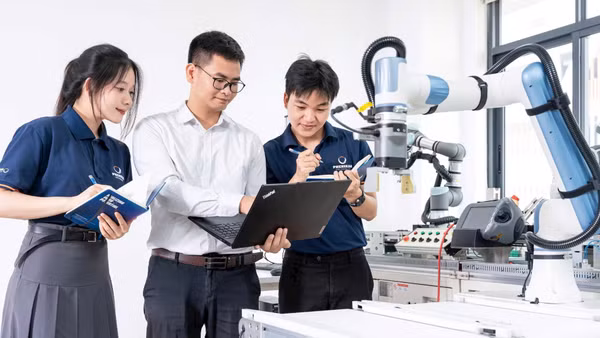 Hoạt động nghiên cứu, thực hành tại Đại học Phenikaa. (Ảnh: THƠM VŨ)