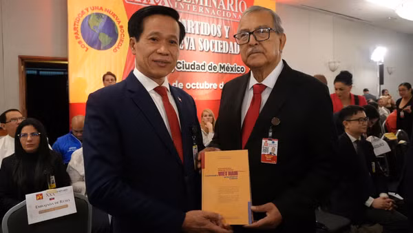 Phó Giám đốc Học viện Chính trị quốc gia Hồ Chí Minh Hoàng Phúc Lâm tặng cuốn sách “Khát vọng Việt Nam hùng cường trong kỷ nguyên mới’’ cho Chủ tịch Ủy ban Đối ngoại Hạ viện Mexico là nghị sĩ Pedro Vázquez González. (Ảnh: TTXVN)