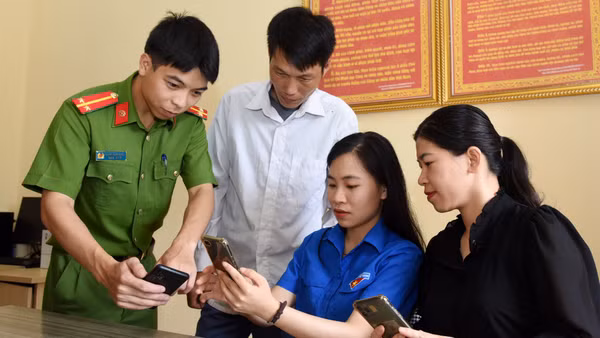 Lực lượng công an xã Kiên Mộc (Lạng Sơn) hướng dẫn người dân sử dụng VNeID an toàn, hiệu quả. (Ảnh: KHÁNH AN)