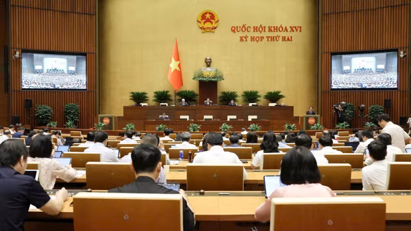 Quốc hội họp phiên toàn thể nghe trình bày Tờ trình, Báo cáo thẩm tra về 3 dự án: Luật Đấu giá tài sản (sửa đổi), Luật Luật sư (sửa đổi), Luật Nuôi con nuôi (sửa đổi). (Ảnh: ĐĂNG ANH)