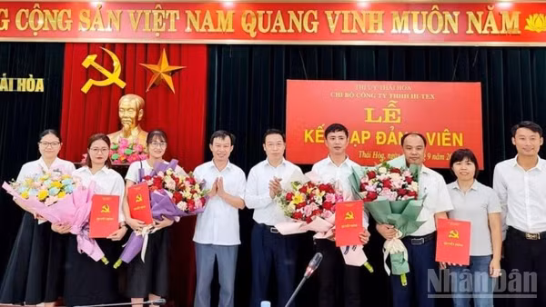 Lễ kết nạp đảng viên tại Chi bộ Công ty TNHH Hi-Tex.
