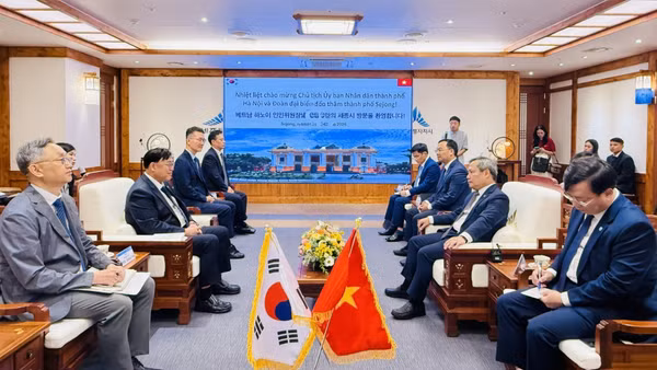 Quang cảnh lễ ký kết Ý định thư về quan hệ hữu nghị và hợp tác giữa thành phố Hà Nội và thành phố Sejong. (Ảnh: Nhật Hưng/TTXVN)