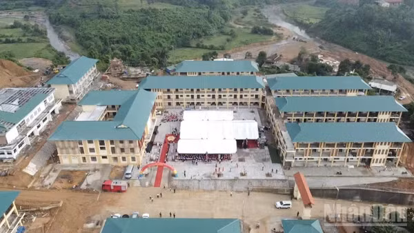 Trường phổ thông nội trú tiểu học và trung học cơ sở Đakrông được đầu tư xây dựng khang trang, hiện đại. (Ảnh: HIẾU MINH)