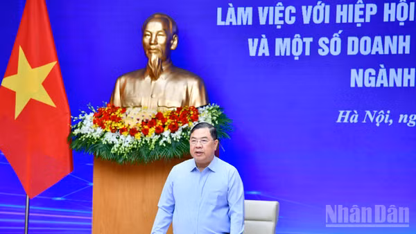 Phó Thủ tướng Thường trực Chính phủ Phạm Gia Túc chủ trì cuộc làm việc với Hiệp hội Doanh nghiệp điện tử Việt Nam và một số doanh nghiệp xuất nhập khẩu lớn ngành điện tử bán dẫn. (Ảnh: THANH GIANG)