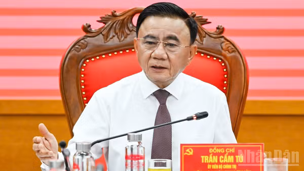 Đồng chí Trần Cẩm Tú, Ủy viên Bộ Chính trị, Thường trực Ban Bí thư, Bí thư Đảng ủy các cơ quan Đảng Trung ương có buổi làm việc với Đảng ủy Học viện Chính trị quốc gia Hồ Chí Minh. (Ảnh: DUY LINH)