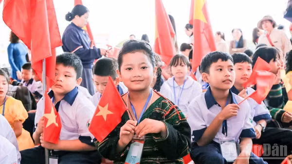 Học sinh Trường nội trú biên giới Thuận An, xã Thuận An, tỉnh Lâm Đồng hân hoan bước vào năm học mới 2026-2027. (Ảnh: MAI NGUYỄN)