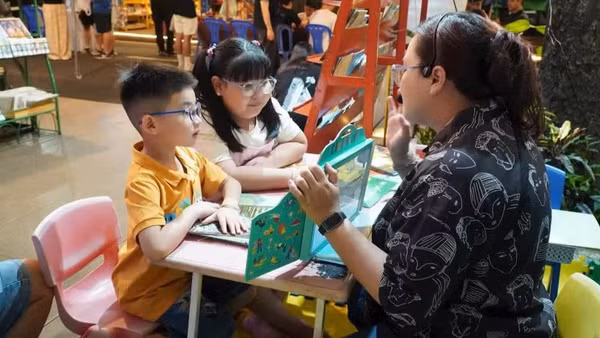 Nhiều bạn nhỏ hào hứng trải nghiệm không gian tương tác cùng sách. 
