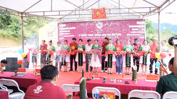 Lễ khánh thành và bàn giao Điểm trường Mùa Xuân thuộc Trường mầm non Sơn Thủy, xã Sơn Thủy, tỉnh Thanh Hóa. (Ảnh: KIM CÚC)