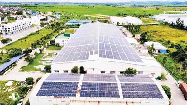 Nhiều doanh nghiệp đã đầu tư hệ thống điện mặt trời mái nhà để phục vụ sản xuất, góp phần giảm chi phí tiền điện. (Ảnh: LÊ CHI)