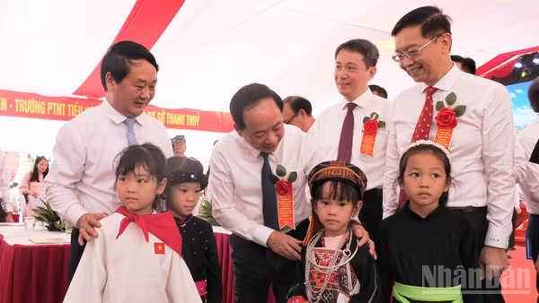 Đồng chí Trịnh Văn Quyết dự Lễ khai giảng năm học mới tại Trường phổ thông nội trú tiểu học và trung học cơ sở Thanh Thủy. (Ảnh: KHÁNH TOÀN)