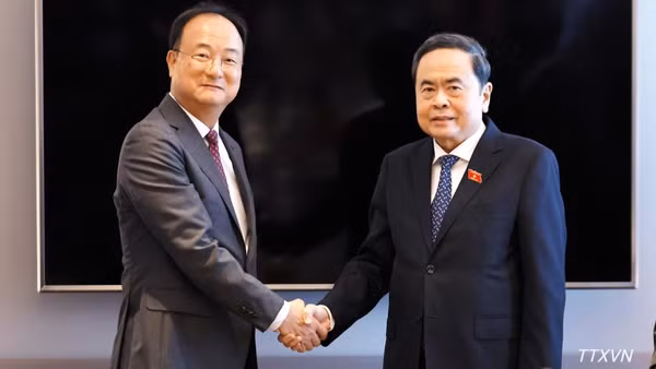 Chủ tịch Quốc hội Trần Thanh Mẫn tiếp ông Moon Hyuk-soo, Giám đốc điều hành LG Innotek, thuộc Tập đoàn LG. (Ảnh: Doãn Tấn – TTXVN)