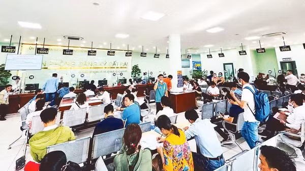 Người dân làm thủ tục hành chính tại Văn phòng đăng ký đất đai thành phố Thủ Đức, Thành phố Hồ Chí Minh. (Ảnh: TÙNG QUANG)