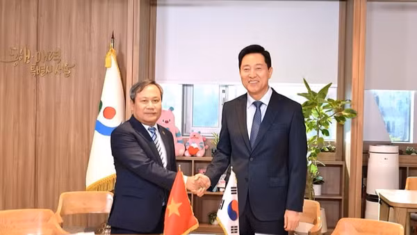 Chủ tịch Ủy ban nhân dân thành phố Hà Nội Vũ Đại Thắng làm việc với Thị trưởng Seoul Oh Se-hoon. (Ảnh: Khánh Vân/TTXVN)