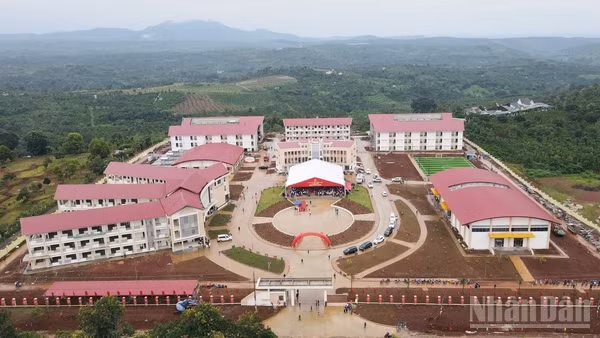 Quang cảnh Lễ khai giảng năm học mới và khánh thành Trường phổ thông nội trú liên cấp tiểu học và trung học cơ sở Thuận An, xã biên giới Thuận An, tỉnh Lâm Đồng.