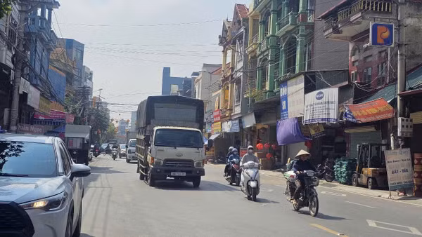 Một tuyến phố thương mại xã Thổ Tang. (Ảnh: HÀ HỒNG HÀ)