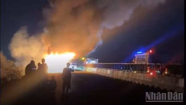 Vụ cháy khiến một hành khách tử vong, xe khách cháy trơ khung. (Ảnh: CTV)