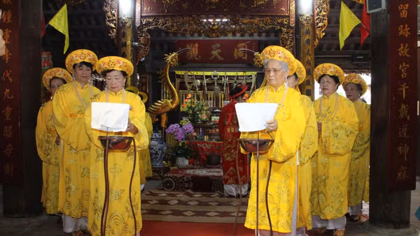 Hoạt động kỷ niệm 909 năm ngày hóa của Linh nhân Hoàng Thái hậu Ỷ Lan tại đình Yên Thái, phường Hoàn Kiếm, thành phố Hà Nội. (Ảnh: VƯƠNG DIỆM)