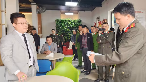 Cơ quan An ninh điều tra công bố quyết định khởi tố bị can đối với Hồ Quốc Thân năm 2025. (Ảnh: Bộ Công an)