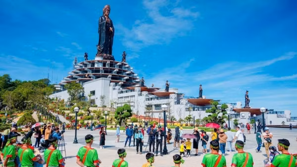 Biểu diễn Skô Chhay dăm trên núi Bà Đen phục vụ du khách. (Ảnh: MINH ANH)