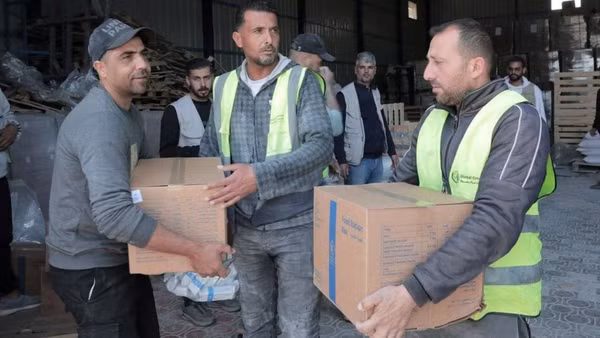 Nhân viên Liên hợp quốc chuyển hàng cứu trợ tới Gaza. (Ảnh: WFP)