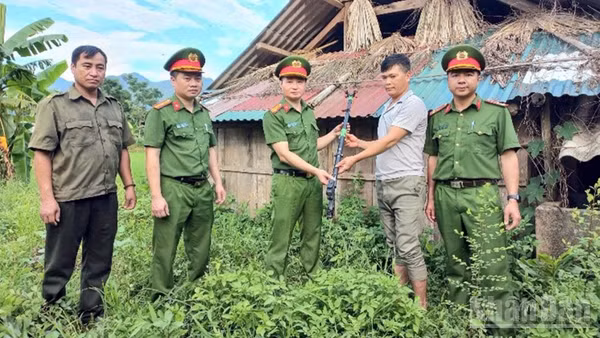 Người dân xã Vị Xuyên chủ động giao nộp vũ khí tự chế cho lực lượng Công an xã. (Ảnh: ĐỨC THẮNG)