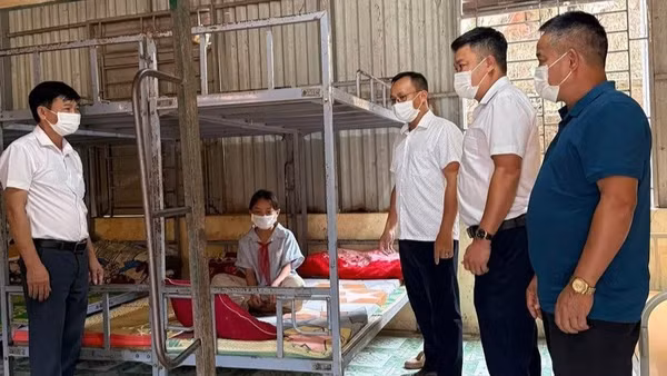 Lãnh đạo Ủy ban nhân dân xã Nà Hỳ kiểm tra việc thực hiện cách ly, điều trị cho học sinh mắc bệnh quai bị trên địa bàn. (Ảnh: NÀ HỲ)