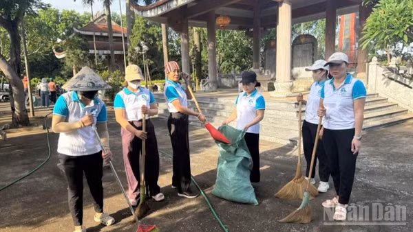 Thành phố Hà Nội luôn chú trọng xây dựng văn hóa ứng xử gắn với nâng cao ý thức của người dân trong bảo vệ cảnh quan, môi trường. (Ảnh: GIANG NAM)