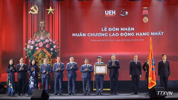 Tổng Bí thư, Chủ tịch nước Tô Lâm trao Huân chương Lao động hạng Nhất tặng Đại học Kinh tế Thành phố Hồ Chí Minh. (Ảnh: TTXVN)