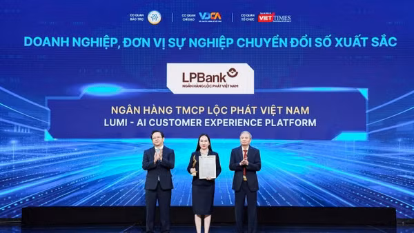Bà Nguyễn Thị Vui - Thành viên Ban Điều hành LPBank nhận Cúp và kỷ niệm chương Giải thưởng Chuyển đổi số Việt Nam 2026 từ Ban tổ chức. (Ảnh: LP Bank )