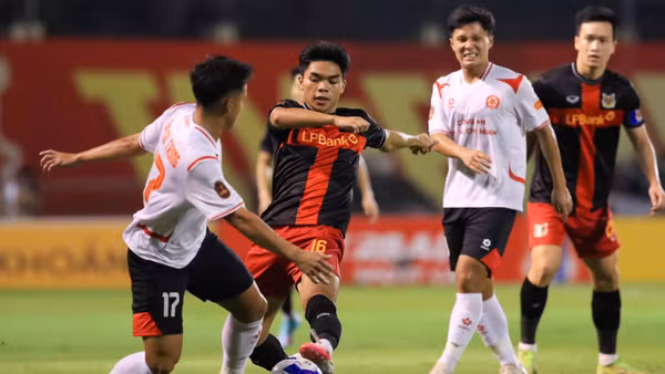 Đội Công an Thành phố Hồ Chí Minh (áo trắng) thắng đội Ninh Bình FC với tỷ số 1-0. (Ảnh: KHÁNH AN)