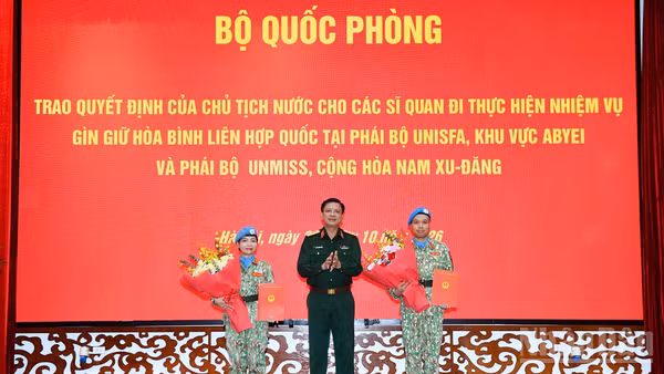 Thượng tướng Nguyễn Trường Thắng trao quyết định cho hai sĩ quan. (Ảnh: THẾ ĐẠI)