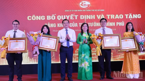 Các cá nhân điển hình, có thành tích xuất sắc trong công tác dân vận giai đoạn 2021-2025 được nhận bằng khen của Thủ tướng Chính phủ. (Ảnh: VƯƠNG LÊ)