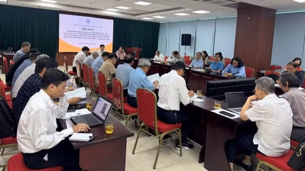 Hội thảo “Giải pháp phát huy vai trò của Liên hiệp Hội Việt Nam là cầu nối giữa các hội thành viên, đội ngũ trí thức khoa học và công nghệ với cơ quan Đảng, Nhà nước và Mặt trận Tổ quốc trong các hoạt động tư vấn, phản biện và giám định xã hội”. (Ảnh: BÍCH LIÊN)