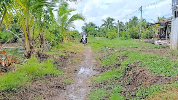 Người dân tuyến bờ Đông Kênh Đê trong phải chật vật di chuyển trên con đường trơn trượt, tiềm ẩn nhiều nguy cơ tai nạn.