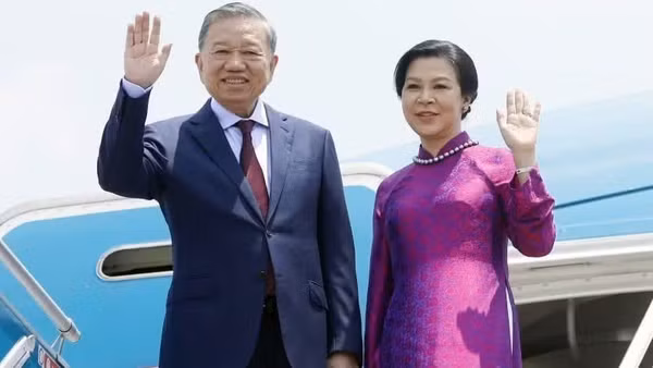 Ngày 27/5/2026, Tổng Bí thư, Chủ tịch nước Tô Lâm và Phu nhân cùng Đoàn đại biểu cấp cao Việt Nam rời Thủ đô Hà Nội, lên đường thăm chính thức Thái Lan, thăm cấp Nhà nước tới Singapore và Philippines. (Ảnh: TTXVN)
