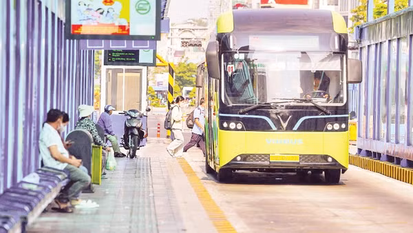 Thành phố Hồ Chí Minh đặt lộ trình cụ thể đến năm 2030 đưa vào hoạt động phương tiện công cộng thân thiện với môi trường (Ảnh: THẾ ANH)