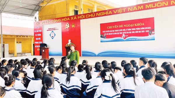 Công an xã Sơn Lương, tỉnh Phú Thọ phối hợp Trường trung học phổ thông Sơn Lương tổ chức buổi ngoại khóa chuyên đề tuyên truyền về an ninh mạng. (Ảnh: Công an tỉnh Phú Thọ)