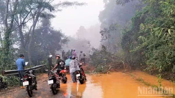 Điểm sạt lở nghiêm trọng trên đèo Gia Bắc xảy ra sáng 4/12 tại Km53, Quốc lộ 28.