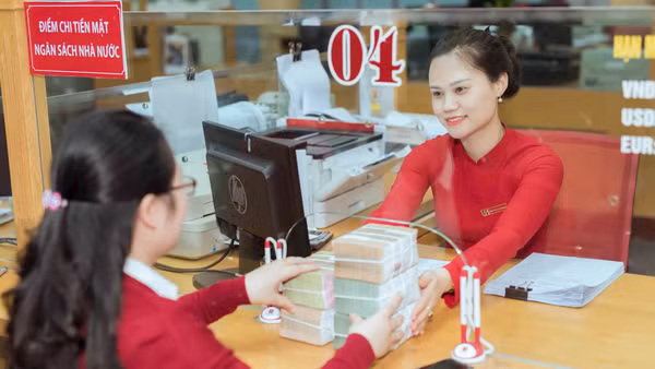 Khách hàng giao dịch tại Ngân hàng Agribank chi nhánh Thanh Hóa. (Ảnh: HIỀN HƯƠNG)