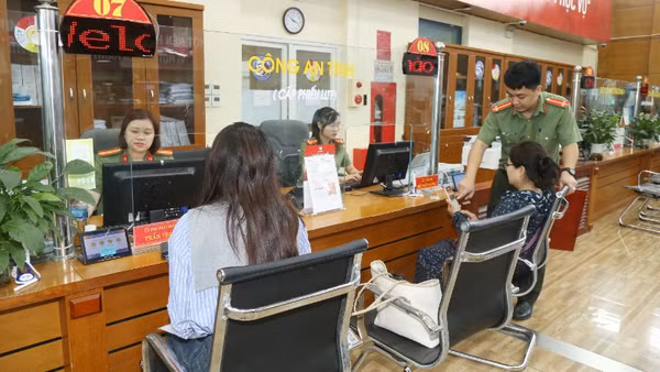 Cán bộ Phòng Hồ sơ-nghiệp vụ hướng dẫn cấp phiếu lý lịch tư pháp cho người dân tại Trung tâm Phục vụ hành chính công tỉnh Bắc Ninh.